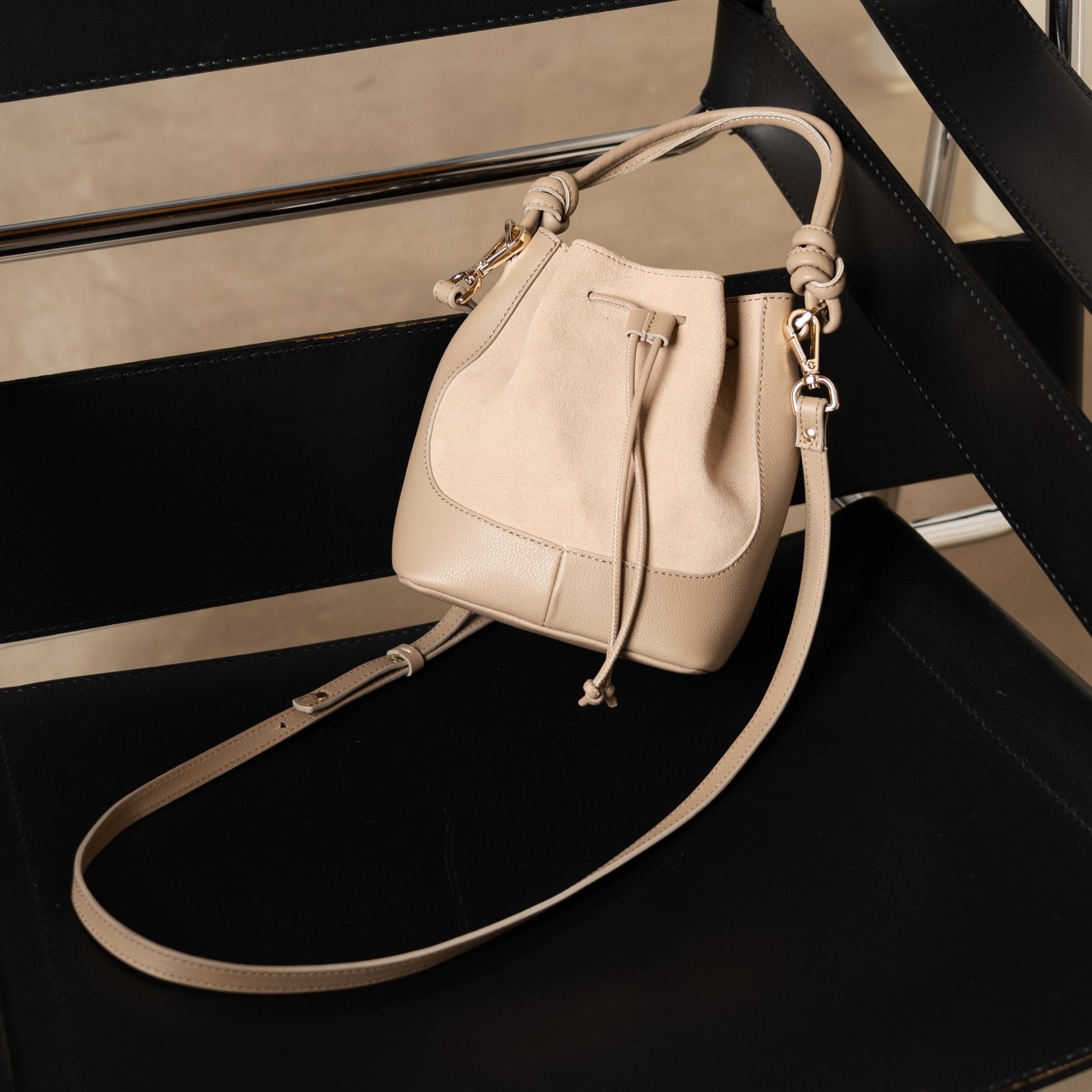 ann-kurz-mini-saku-beuteltasche-suede-caramelo-bucket-bag image 2